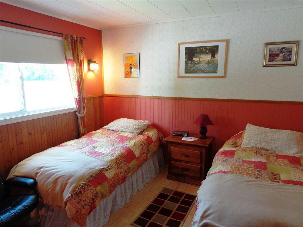 Motel Des Deux Lacs Waterloo Exterior photo